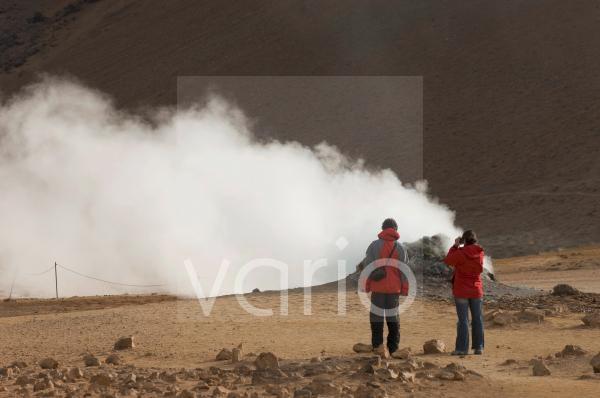 Wanderer an den geothermischen Feldern von Hverir am Fuße des Berges Námafjall, Umgebung des Myvatn Sees, Island, Europa 